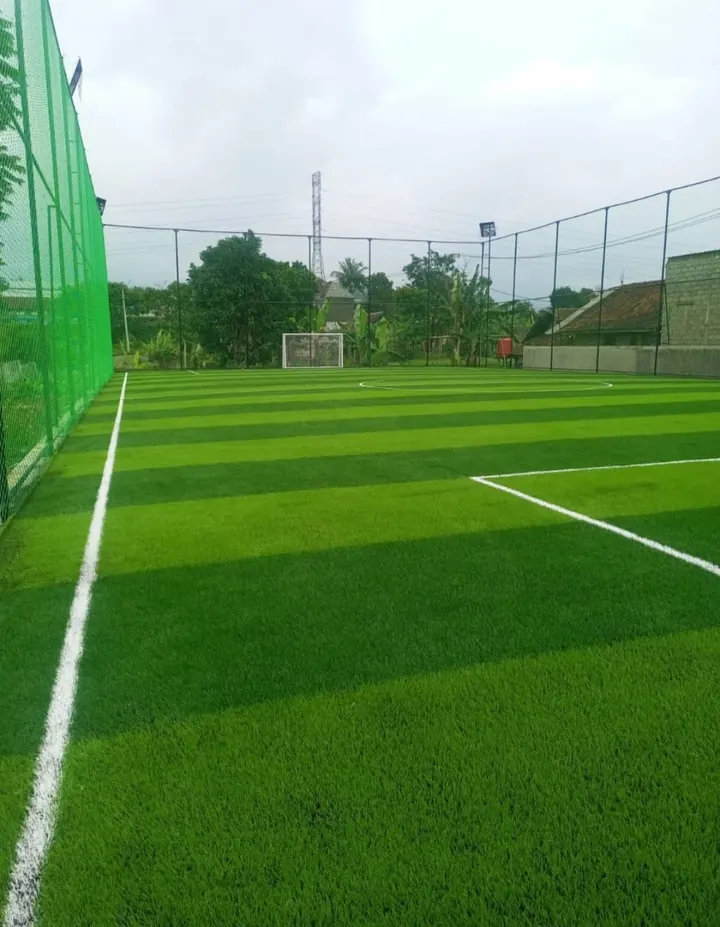 Lapangan futsal rumput sintetis outdoor hasil konstruksi Shakira Beton